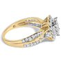 Anillo de compromiso de racimo con halo cojín y aspecto de 3 bandas con diamantes de 1 ct. p.t. en oro amarillo de 10K, color H-I, claridad SI1-SI2, foto 2