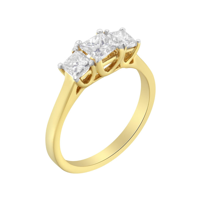 Anillo de banda de tres piedras con diamantes talla princesa de 1 ct. p.t. en oro amarillo de 10K, color J-K, claridad I1-I2, foto 1