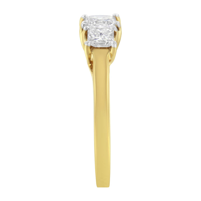 Anillo de banda de tres piedras con diamantes talla princesa de 1 ct. p.t. en oro amarillo de 10K, color J-K, claridad I1-I2, foto 6
