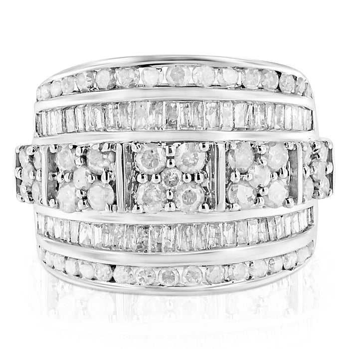 Anillo de cóctel ahusado de varias hileras de canal con diamantes redondos y baguette de 2 ct. p.t. en plata de ley, foto 8