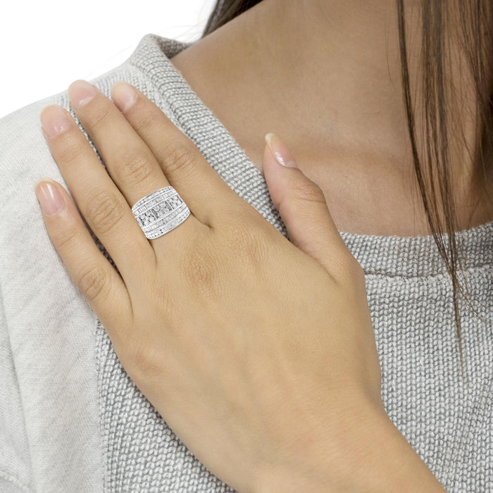 Anillo de cóctel ahusado de varias hileras de canal con diamantes redondos y baguette de 2 ct. p.t. en plata de ley, foto 6