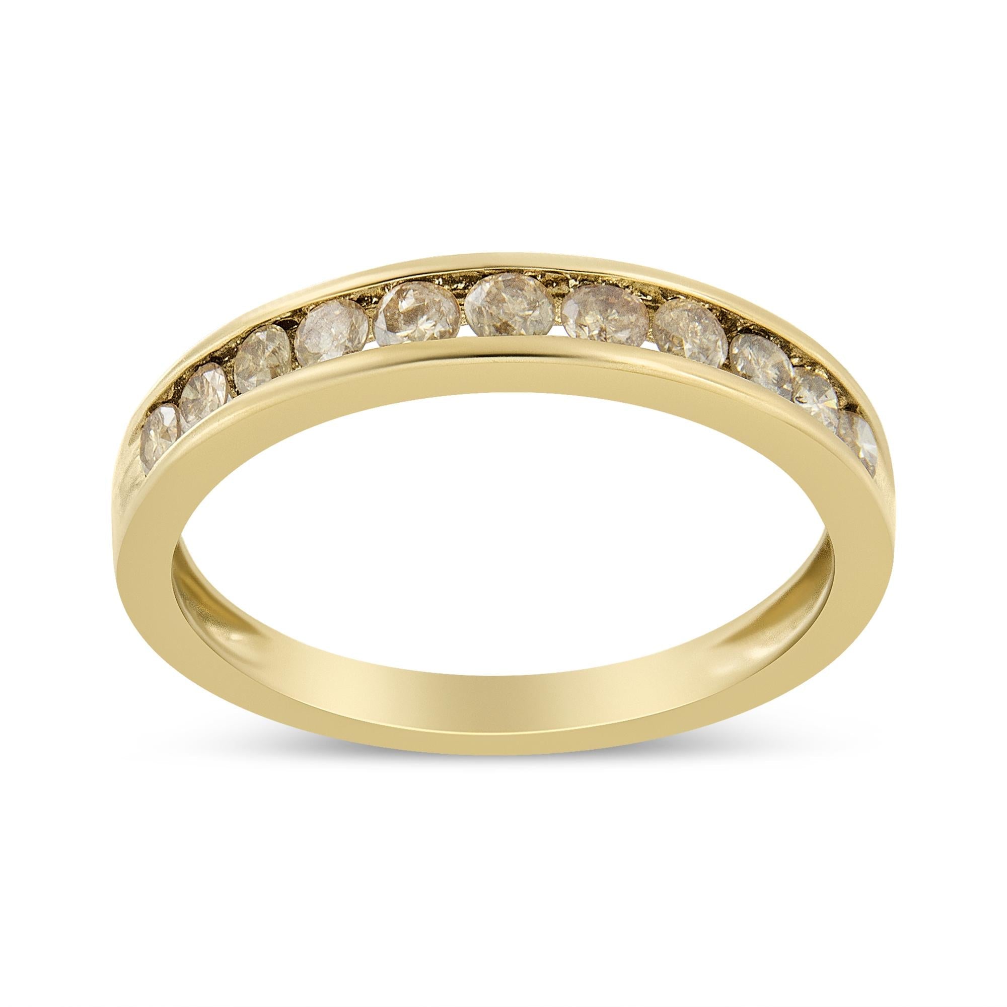 Anillo de banda de canal con 11 diamantes champán redondos de 1/2 ct. p.t. en plata de ley bañada en oro amarillo de 14K, foto 1