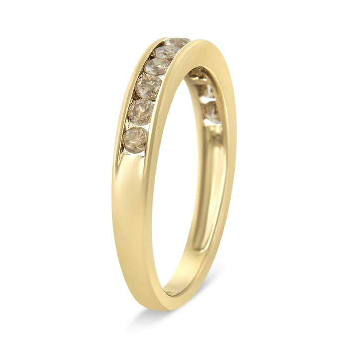 Anillo de banda de canal con 11 diamantes champán redondos de 1/2 ct. p.t. en plata de ley bañada en oro amarillo de 14K, foto 4