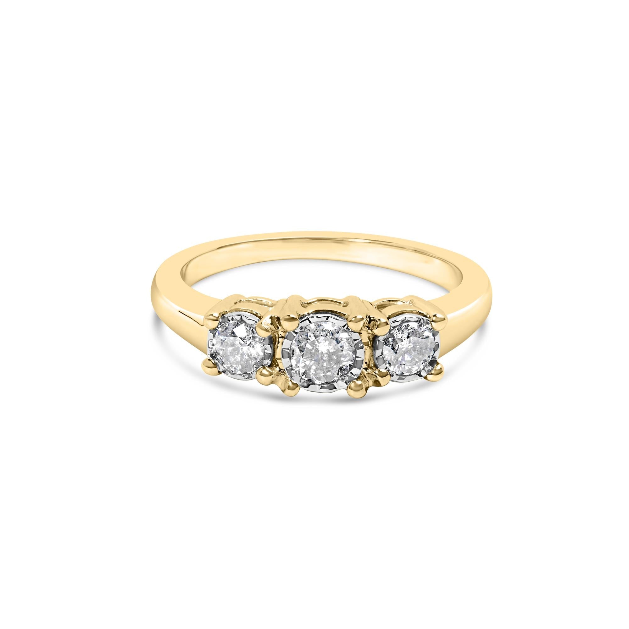 Anillo Miracle-Set de tres piedras con placa ilusión y diamantes redondos de 1/2 ct. p.t. en oro amarillo de 10K, foto 1