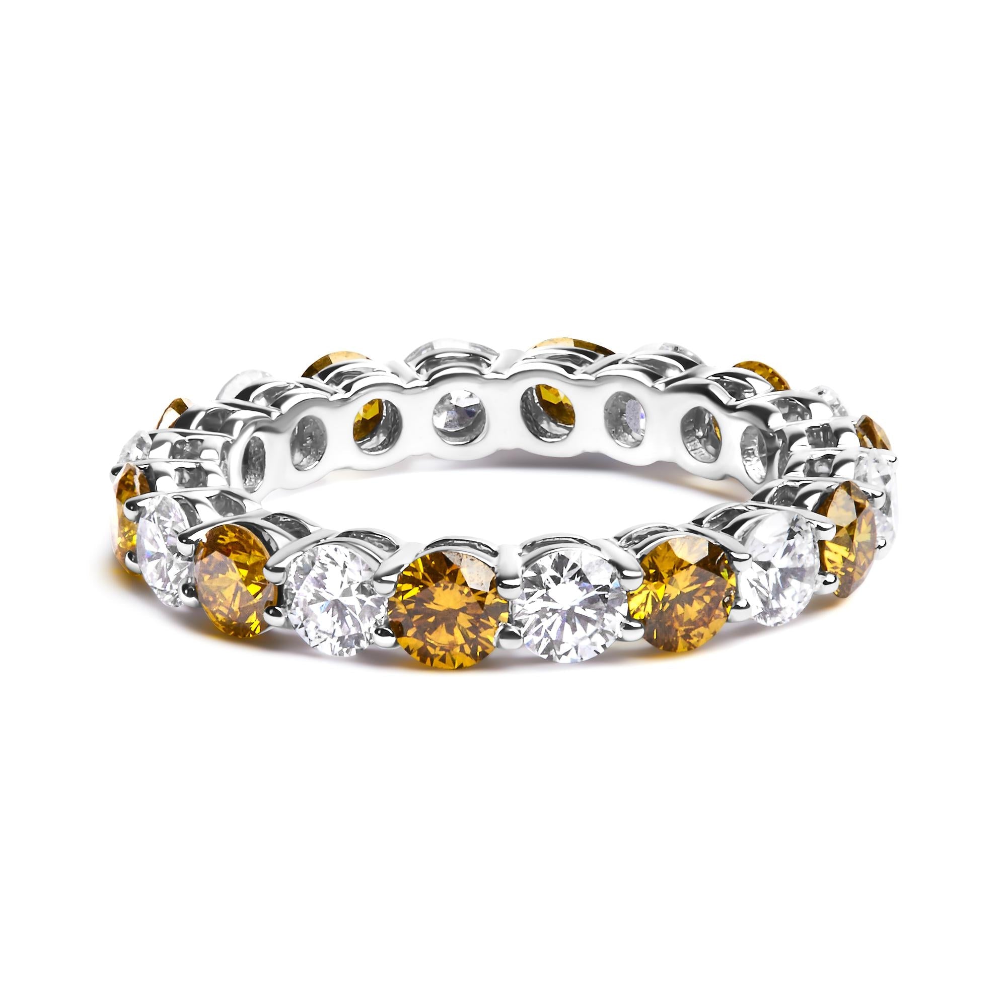 Anillo de eternidad con diamantes blancos y amarillos cultivados en laboratorio de 3 ct. p.t. en oro blanco de 14K, foto 1