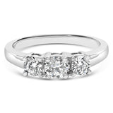 Anillo de banda de 3 piedras con diamantes cultivados en laboratorio de 3/4 ct. p.t. en oro blanco de 14K