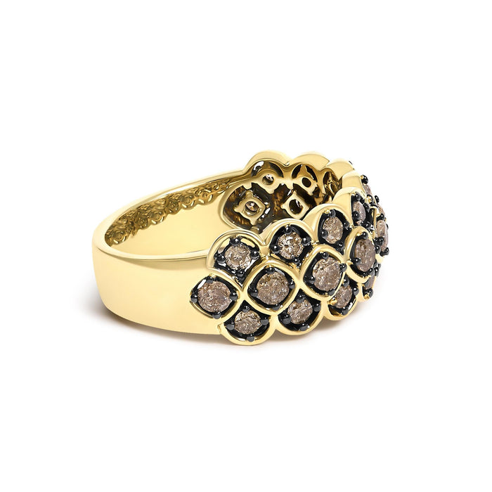 Anillo de banda con motivo festoneado y diamantes marrones de 1 ct. p.t. en plata de ley bañada en oro amarillo de 10K, foto 2