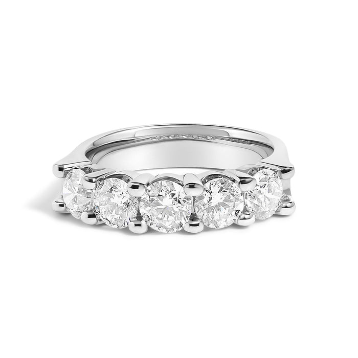 Anillo de banda de cinco piedras con diamantes redondos de 2 ct. p.t. en oro de 14K, foto 2