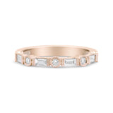 Anillo de banda nupcial con diamantes baguette y redondos de 3/8 ct. p.t. en oro rosa de 14K