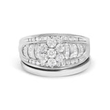 Conjunto nupcial de racimo con diamantes redondos y baguette de 1 ct. p.t. en oro blanco de 14K