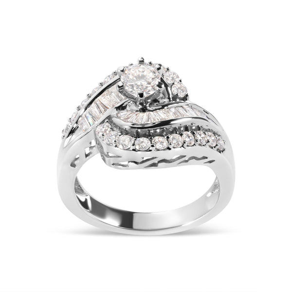 Anillo de cóctel en espiral con diamantes redondos y talla baguette de 1 ct. p.t. en oro blanco de 14K, foto 1