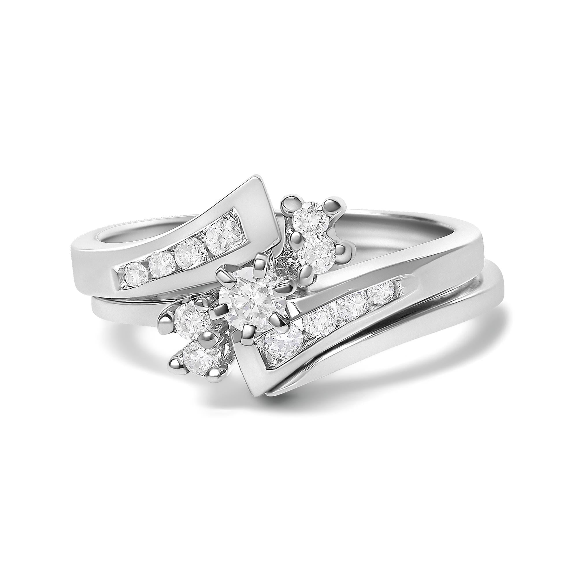 Conjunto de anillos nupciales de compromiso en espiral con diamantes de 3/8 ct. p.t. en oro blanco de 14K, foto 1