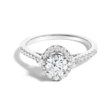 Anillo de compromiso con halo ovalado y diamantes cultivados en laboratorio de 1 ct. p.t. en oro blanco de 14K