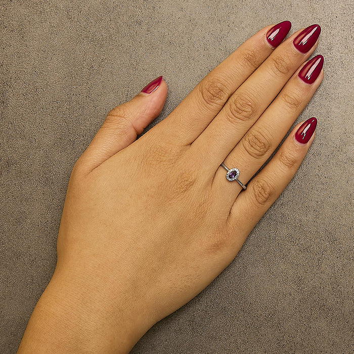 Anillo de halo con piedra natal ovalada de 5x3mm y detalle de diamante en oro blanco de 10K, foto 33
