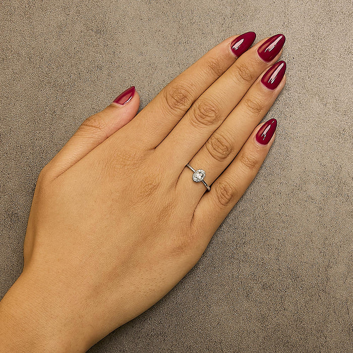 Anillo de halo con piedra natal ovalada de 5x3mm y detalle de diamante en oro blanco de 10K, foto 32