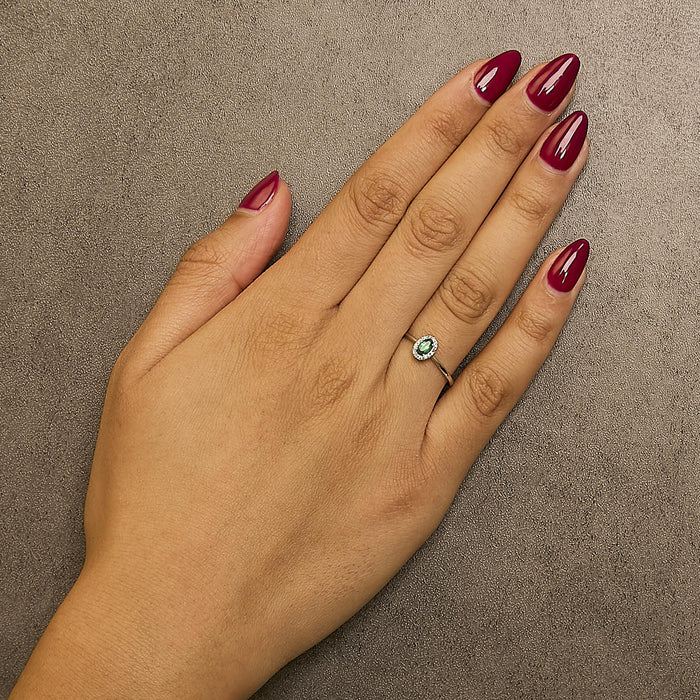 Anillo de halo con piedra natal ovalada de 5x3mm y detalle de diamante en oro blanco de 10K, foto 29