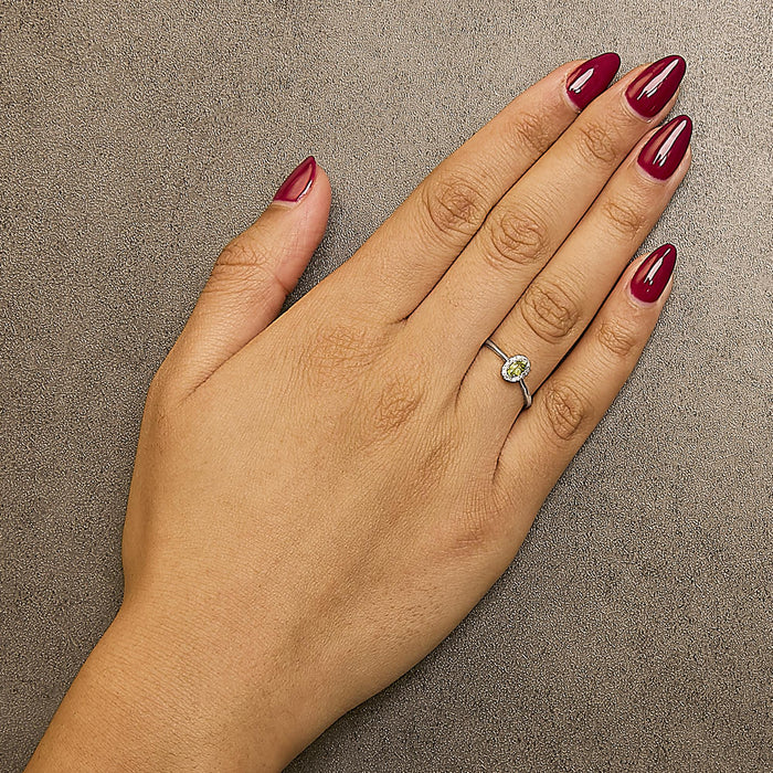 Anillo de halo con piedra natal ovalada de 5x3mm y detalle de diamante en oro blanco de 10K, foto 27