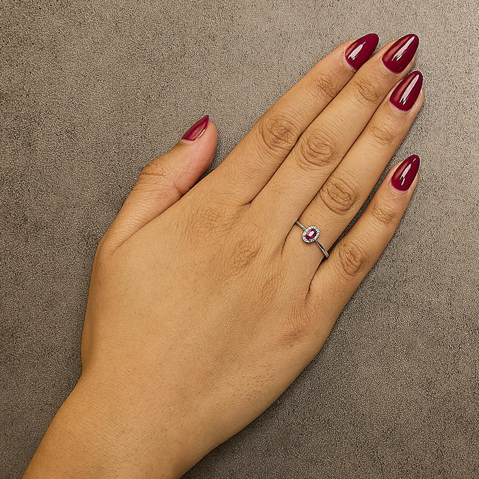 Anillo de halo con piedra natal ovalada de 5x3mm y detalle de diamante en oro blanco de 10K, foto 26