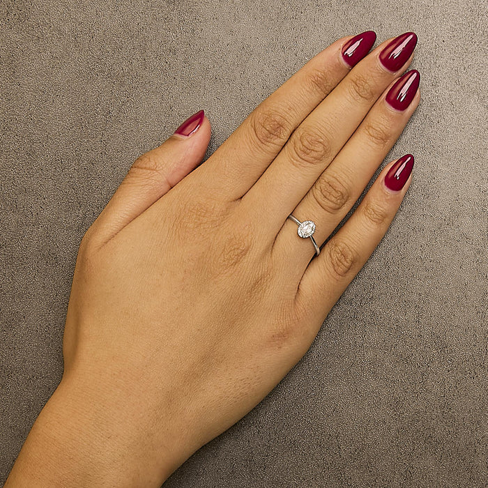Anillo de halo con piedra natal ovalada de 5x3mm y detalle de diamante en oro blanco de 10K, foto 24