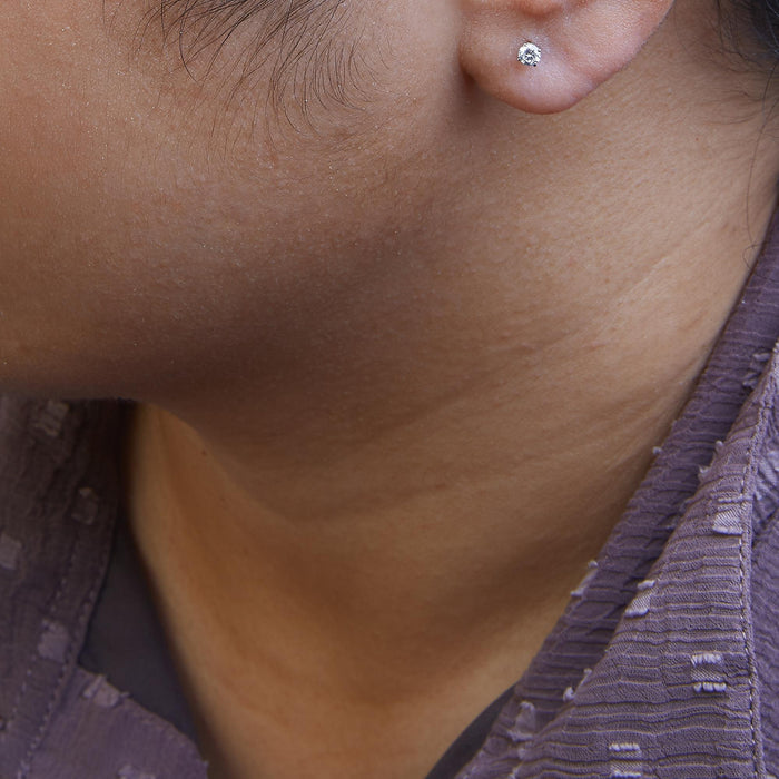 Aretes de botón solitario de 4 garras con diamantes cultivados en laboratorio de 1/4 ct. p.t. en oro blanco de 14K, foto 3