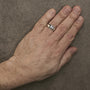 Anillo de banda para hombre de 3 piedras con diamantes de 1/6 ct. p.t. en plata de ley, foto 3