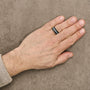 Anillo de racimo para hombre con diamantes blancos y diamantes negros tratados de 1 ct. p.t. en oro amarillo de 10K, foto 3