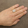Anillo para hombre con cabeza cojín, halo y diamantes de 3/4 ct. p.t. en plata de ley bañada en oro amarillo de 14K, foto 3