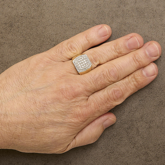 Anillo para hombre con cabeza cojín, halo y diamantes de 3/4 ct. p.t. en plata de ley bañada en oro amarillo de 14K, foto 3