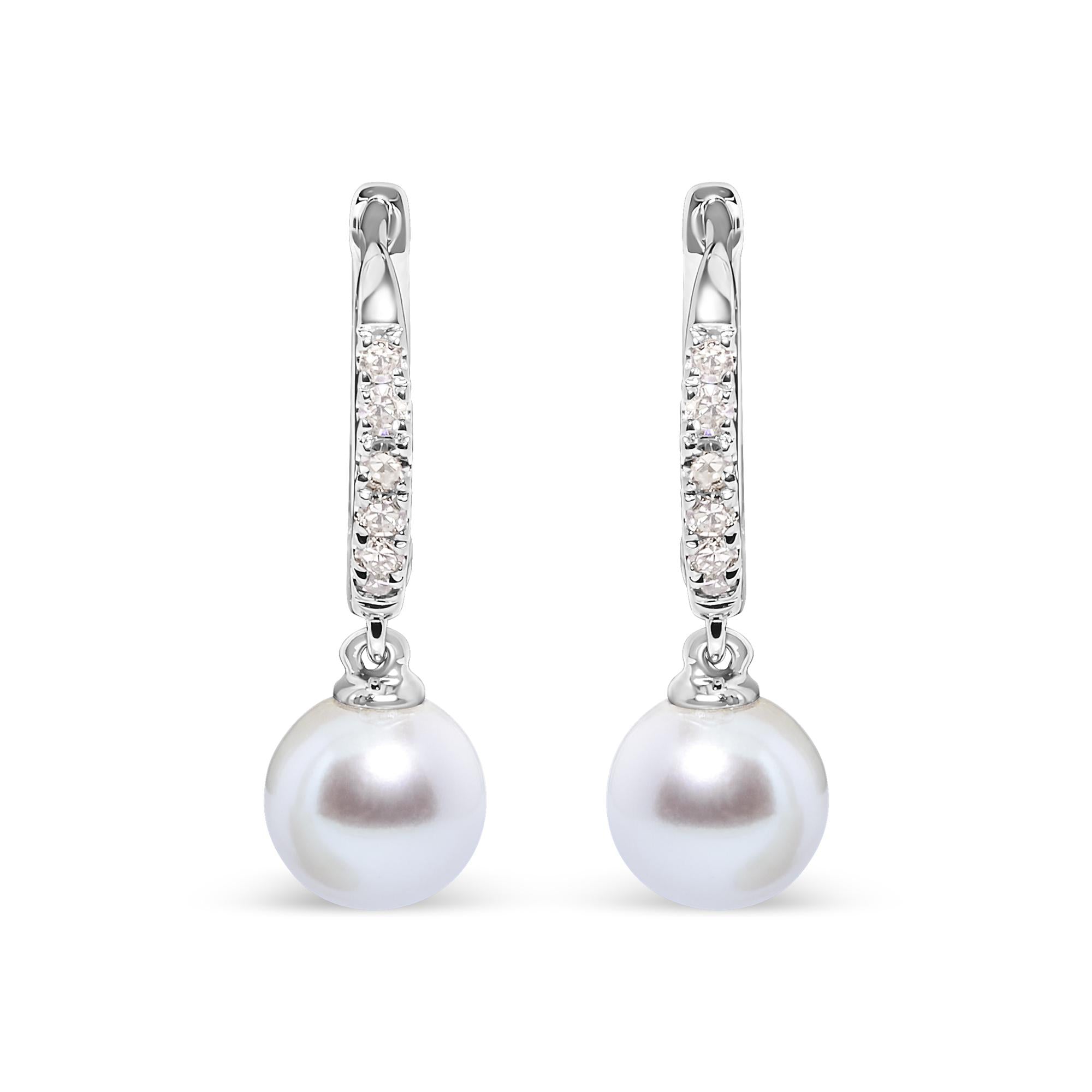 Aretes de aro Huggie colgantes con perla cultivada de agua dulce de 6x6mm y detalles de diamante en oro blanco de 10K, foto 1