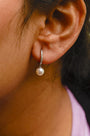 Aretes de aro Huggie colgantes con perla cultivada de agua dulce de 6x6mm y detalles de diamante en oro blanco de 10K, foto 3