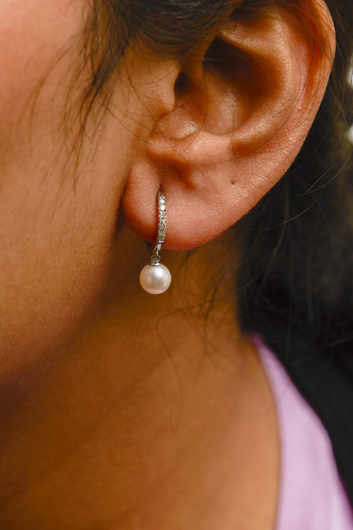 Aretes de aro Huggie colgantes con perla cultivada de agua dulce de 6x6mm y detalles de diamante en oro blanco de 10K, foto 3