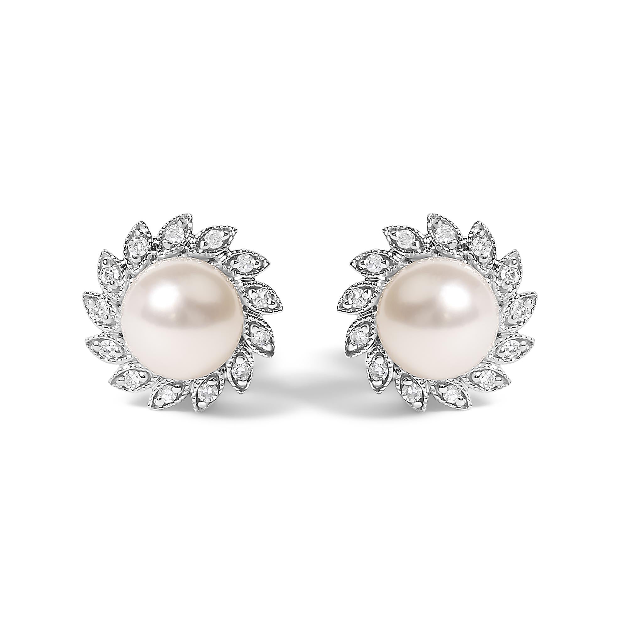 Aretes de botón de halo estilo reliquia familiar con perla cultivada y detalles de diamante en oro blanco de 10K, foto 1