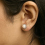 Aretes de botón de halo estilo reliquia familiar con perla cultivada y detalles de diamante en oro blanco de 10K, foto 3