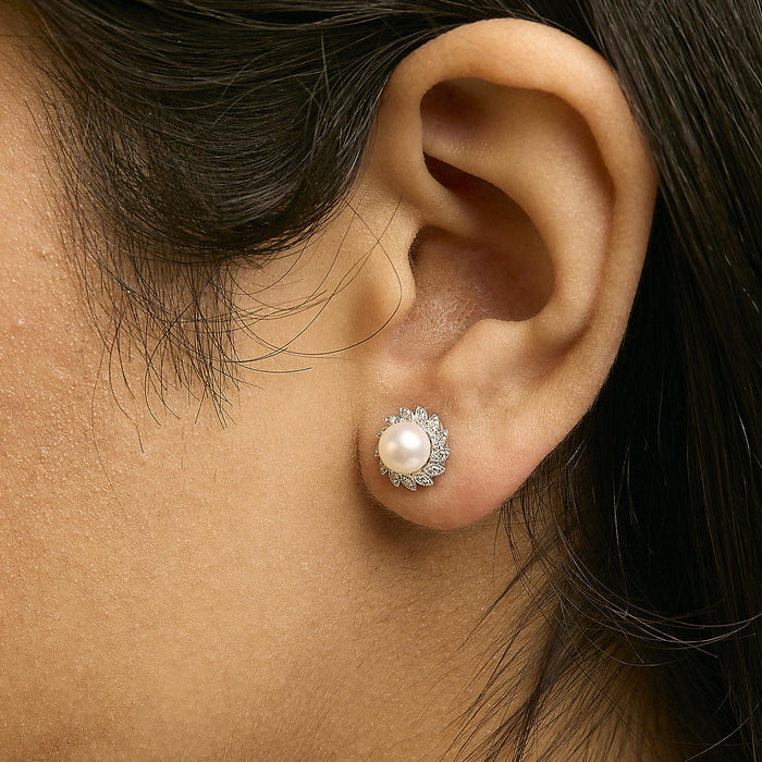 Aretes de botón de halo estilo reliquia familiar con perla cultivada y detalles de diamante en oro blanco de 10K, foto 3