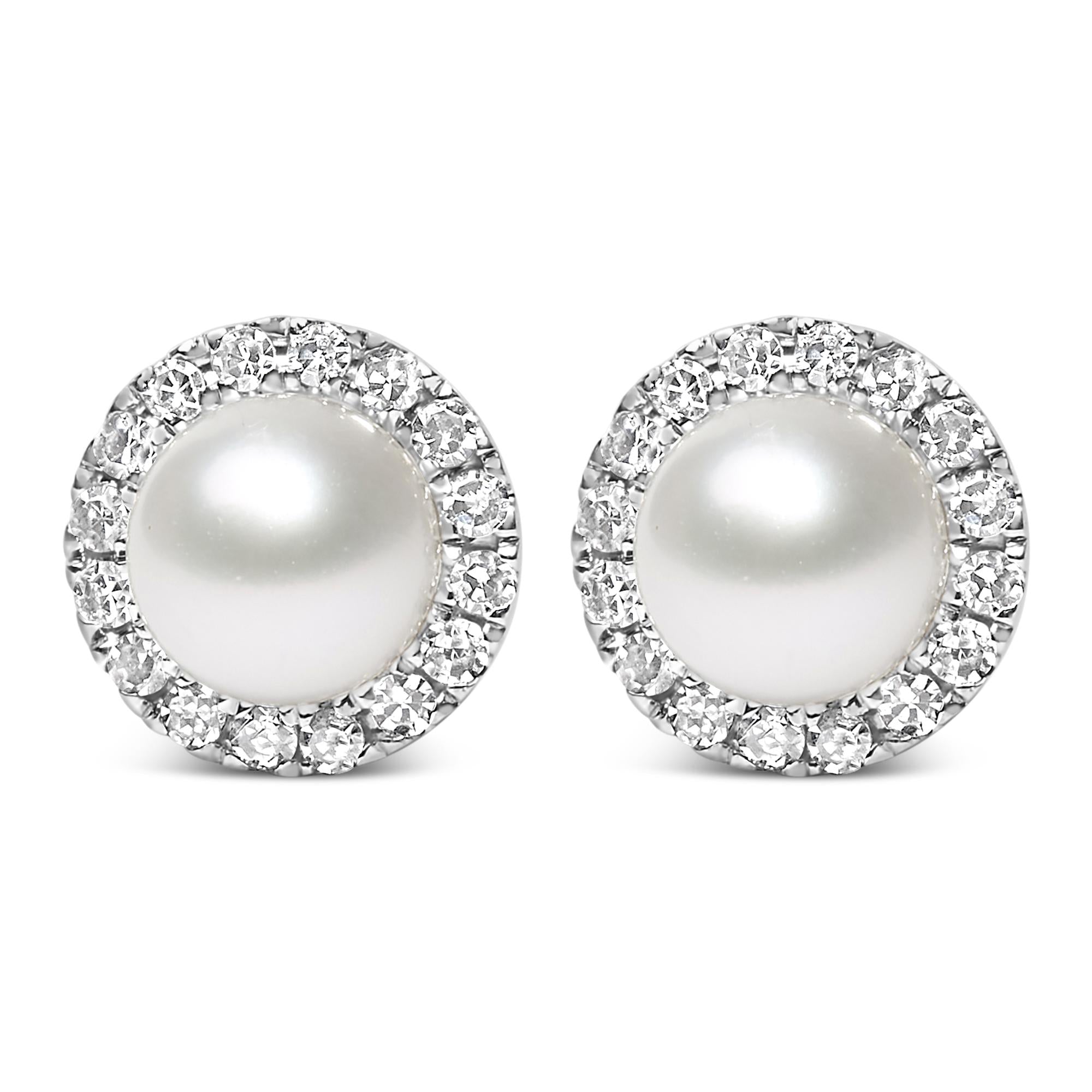 Aretes de botón con halo de diamantes de 1/7 ct. p.t. y perla cultivada de agua dulce de 4.5mm en oro blanco de 10K, foto 1