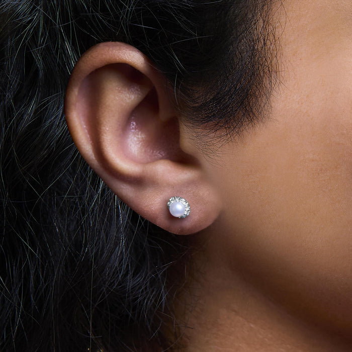 Aretes de botón con halo de diamantes de 1/7 ct. p.t. y perla cultivada de agua dulce de 4.5mm en oro blanco de 10K, foto 3