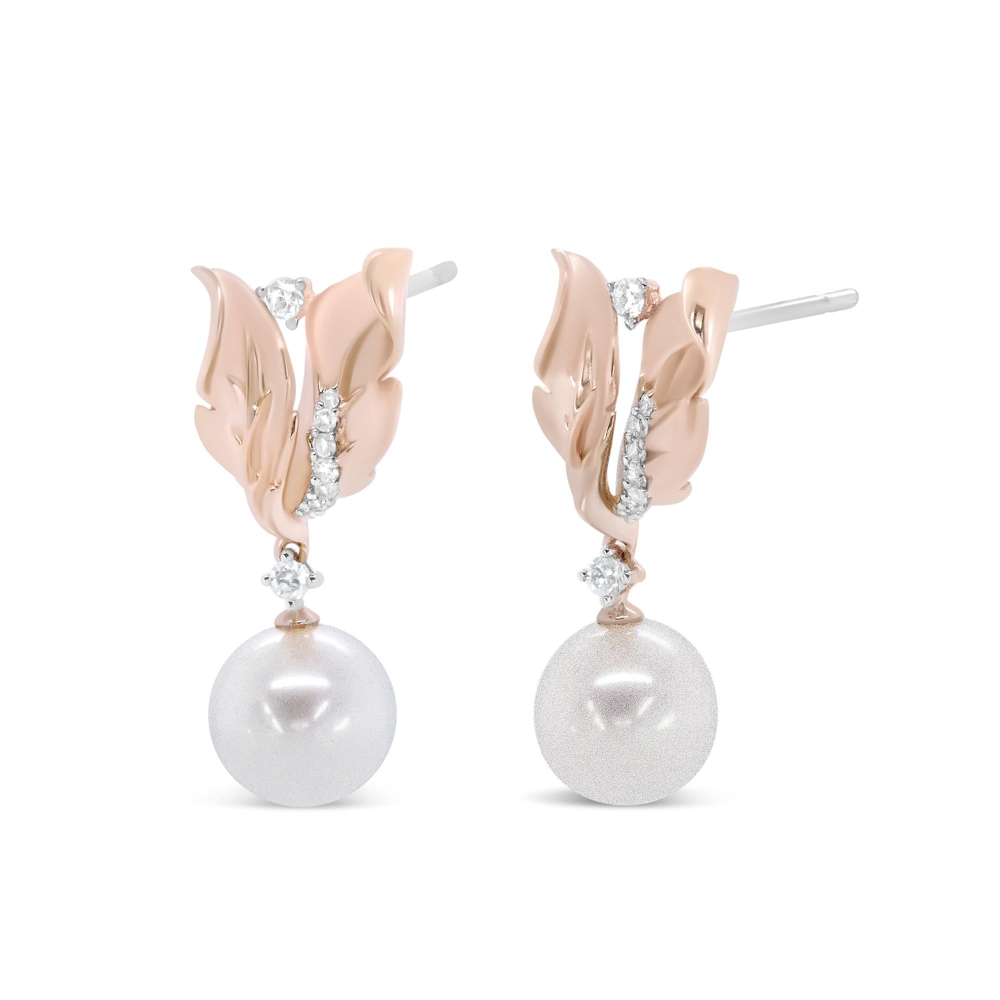 Aretes de botón colgantes florales con diamantes redondos de 1/6 ct. p.t. y perla cultivada redonda de 8mm en oro rosa de 14K, color H-I, claridad I1-I2, foto 1