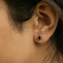 Aretes de botón de halo de sol radiante con diamantes y zafiro azul de 1/4 ct. p.t. en oro amarillo de 14K, foto 3