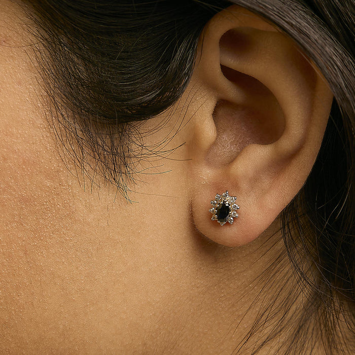 Aretes de botón de halo de sol radiante con diamantes y zafiro azul de 1/4 ct. p.t. en oro amarillo de 14K, foto 3