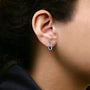 Aretes colgantes de infinito con zafiro azul de talla pera y diamantes de 1/7 ct. p.t. en oro blanco de 10K, foto 3