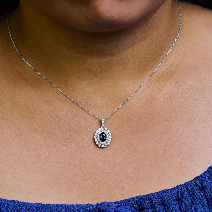 Collar con colgante de halo con zafiro azul ovalado y diamantes de 3/4 ct. p.t. en oro blanco de 14K, foto 3