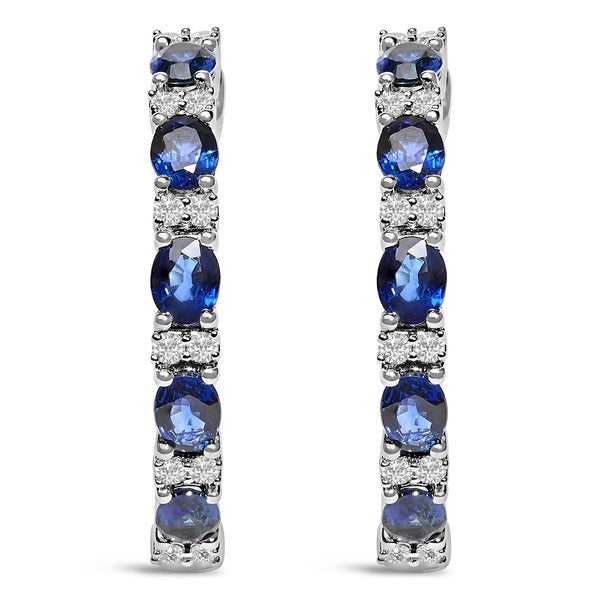 Aretes de aro alternos con zafiro azul ovalado de 4x3 mm y diamantes de 1/4 ct. p.t. en oro blanco de 14K, foto 2