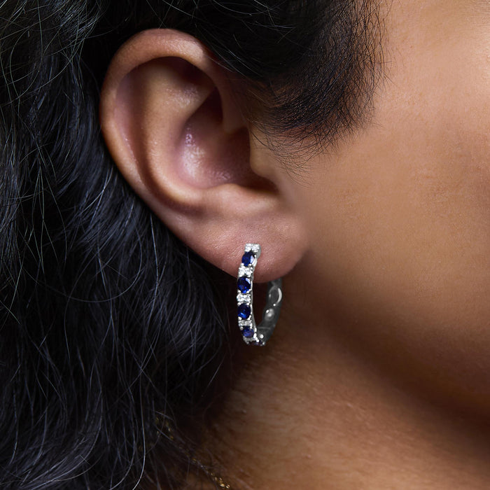 Aretes de aro alternos con zafiro azul ovalado de 4x3 mm y diamantes de 1/4 ct. p.t. en oro blanco de 14K, foto 3
