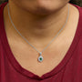 Collar con colgante de halo con esmeralda verde ovalada de 6x4 mm y diamantes en oro blanco de 14K, foto 3