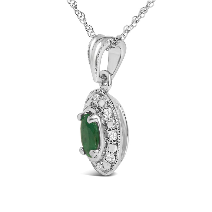 Collar con colgante de halo con esmeralda verde ovalada y diamantes en oro blanco de 14K, foto 4