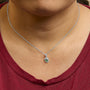 Collar con colgante de halo con esmeralda verde ovalada y diamantes en oro blanco de 14K, foto 3