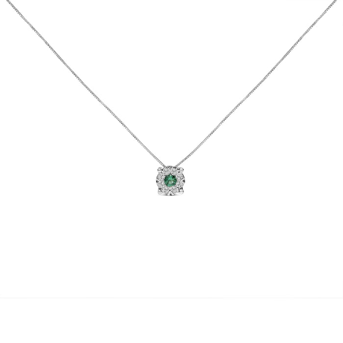Collar con colgante de halo en racimo con esmeralda verde de 3.8 mm y diamantes de 1/3 ct. p.t. en oro blanco de 14K, foto 2