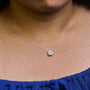Collar con colgante de halo en racimo con esmeralda verde de 3.8 mm y diamantes de 1/3 ct. p.t. en oro blanco de 14K, foto 3
