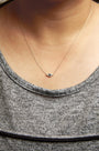 Collar con colgante de mal de ojo con zafiro azul y detalle de diamante en oro amarillo de 10K, foto 3