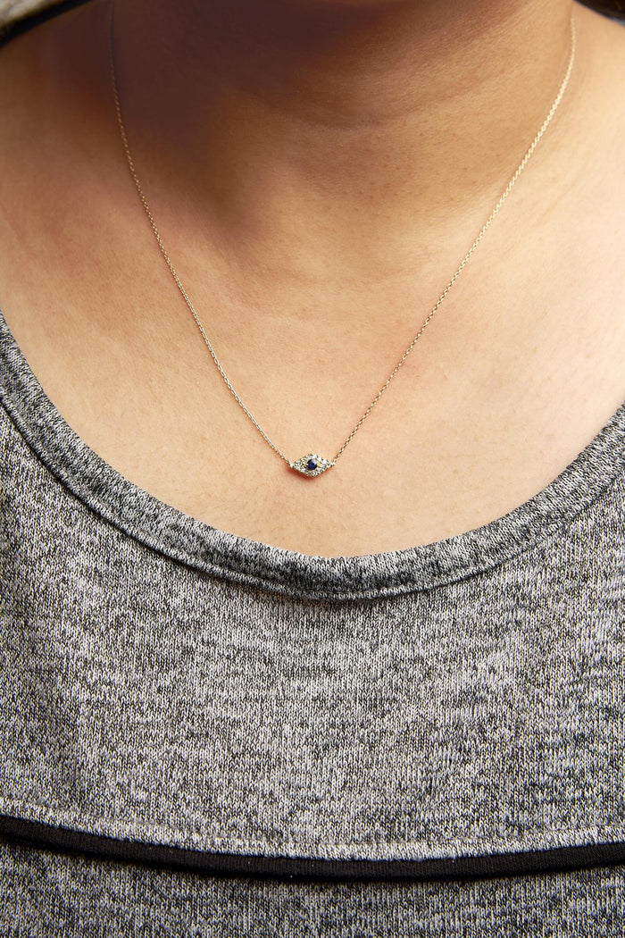 Collar con colgante de mal de ojo con zafiro azul y detalle de diamante en oro amarillo de 10K, foto 3